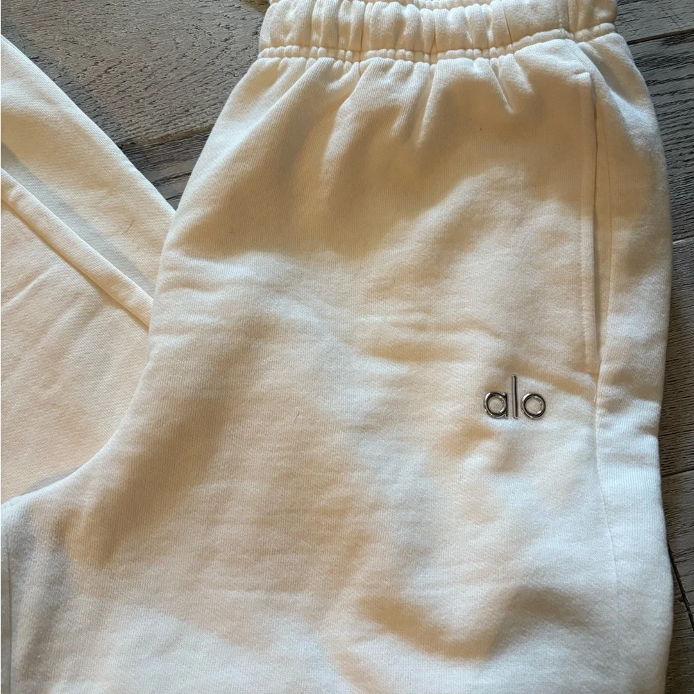 ALO Yoga cream (bone) sweatpants - Picture 2 of 6